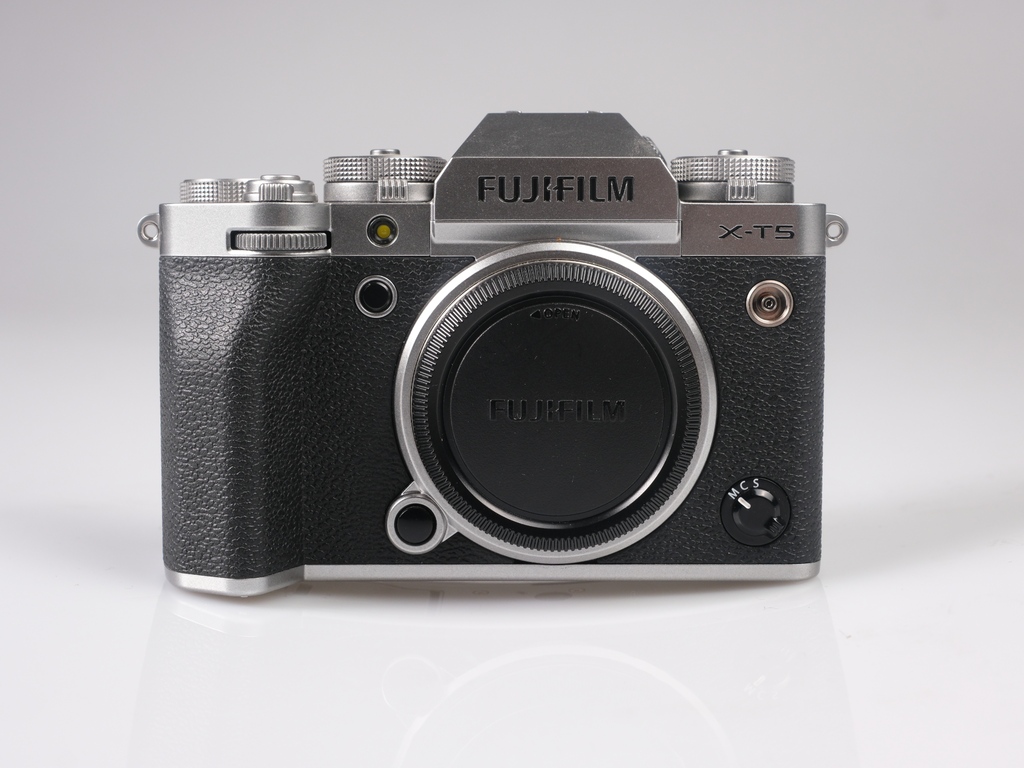 Fujifilm X-T5 Gümüş Gövde (Outlet) <img src="../../../view/img/yildiz-4.png"